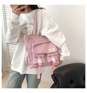 Sac fourre-tout rose multi-poches montrant un grand espace pour les cours étudiants