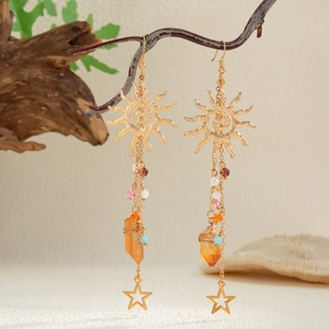 Details von böhmischen Seestern-Ohrringen mit orangefarbenen Kristallen und Sonne