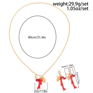 Detalle del conjunto de joyas doradas con medidas de colgantes de estrella de mar y concha
