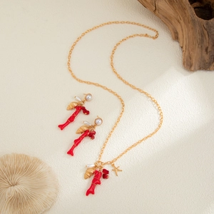 Conjunto de collar dorado de tema marino con coral rojo, perlas blancas y caracolas