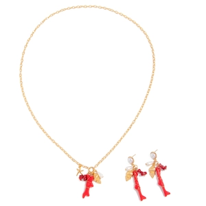 Collar dorado estilo marino con colgantes de coral rojo, perlas blancas y estrellas de mar