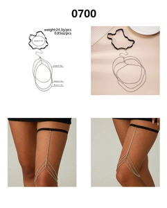 Détail d'une chaîne de cuisse à trois rangées de strass argentés et bande élastique