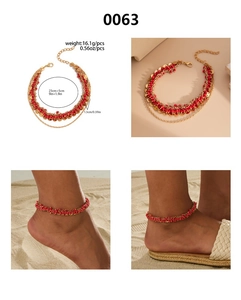 Détail de la chevillère en perles rouges et chaîne dorée avec fermoir mousqueton