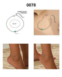 Détail de la chevillère argentée avec perle turquoise, fermoir mousqueton et dimensions