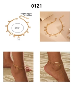 Détail de la chevillère dorée à plusieurs couches avec étoiles et barre sur le sable