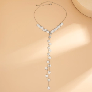 Dettaglio collana a Y color argento con nappe e piccoli ciondoli metallici tondi