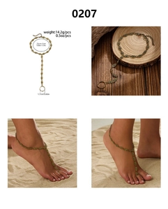 Détails de la chevillère bohème en bronze avec bague d'orteil et motifs ciselés creux