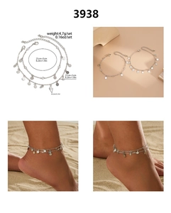 Détail d'un ensemble de deux chaînes de jambe argentées avec sequins ronds et fermoir