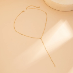 Elegante collana a laccio a Y dorata con dettagli in cristallo su pietra color beige