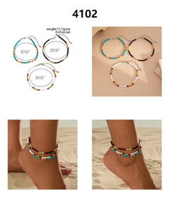 Lot de trois bracelets de cheville en perles faits main avec fermoir argenté sur la plage