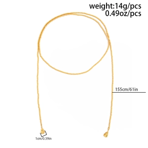 Dettaglio della collana lunga a perline dorate con lunghezza 155cm e pendente in metallo