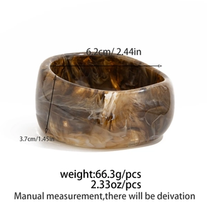 Dettaglio del bracciale in resina marmorizzata con misure del diametro interno e altezza