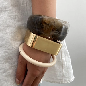 Set di tre bracciali geometrici in resina e metallo dorato da donna in stile minimalista