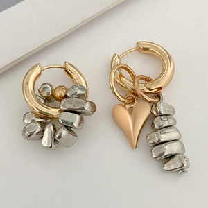 Orecchini asimmetrici con cuore e perline CCB irregolari in oro e argento
