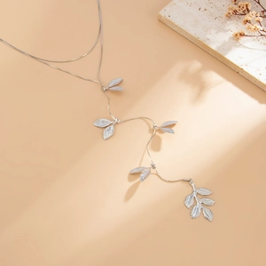 Collana a nappa a Y multistrato in argento con ciondoli a foglia su una catena sottile