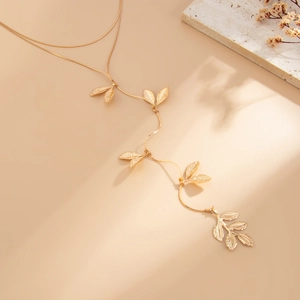 Dettaglio di una collana a Y con frange a foglia d'oro e pendenti su base di marmo elegante
