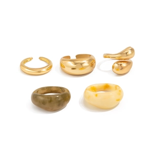 Chique set van vijf metalen en hars ringen met druppel en chunky minimalistische ontwerpen