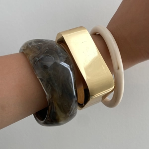 Set di tre bracciali a strati con resina tartarugata, metallo dorato e finitura avorio