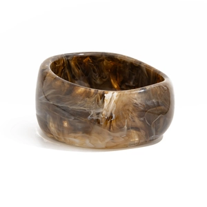 Bracciale rigido largo in resina con motivo marmorizzato ambra e finitura lucida