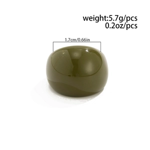 Dettaglio anello in resina verde oliva con dimensioni 1.7cm e peso di 5.7g specifiche