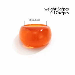 Makro-Detail des orangefarbenen Harzrings mit Innendurchmesser und Produktgewicht