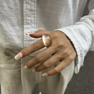 Minimalistischer Ring aus klarem Harz mit glatter Kieselform und hoher Transparenz