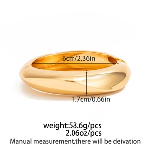 Dettaglio di bracciale rigido dorato con misure di 6cm di diametro e 1,7cm di larghezza