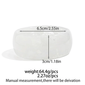 Dettaglio del bracciale in resina traslucida con dimensioni 6,5 cm di diametro e 3 cm di