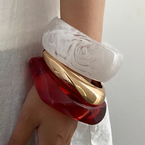 Bracciale Rigido In Resina Effetto Marmo E Lega Dorata Lucida Gioielli Di Tendenza Per Donna Design Moderno E Irregolare