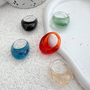 Set mit 5 bunten, klobigen Harzringen im Retro-Y2K-Stil mit gebogenem Acryldesign