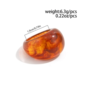 Detailansicht Bernstein-Harzring mit 1,9 cm Innendurchmesser und 6,3 g Gewicht