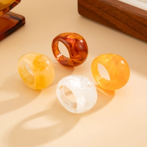 Set aus vier dicken Harzringen mit Bernstein- und Marmormuster im Retro-Geometrie-Design