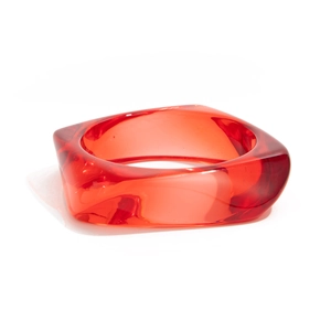 Bracciale rigido in resina rossa traslucida con design quadrato spesso e minimalista