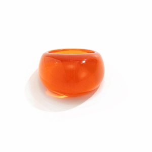 Minimalistischer, lichtdurchlässiger orangefarbener Ring aus Harz mit breitem Band