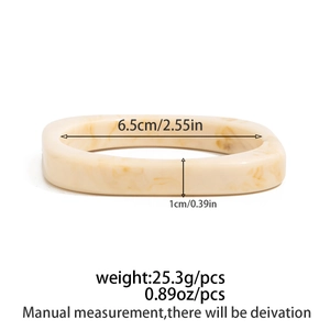 Dettaglio del bracciale in resina marmorizzata crema con diametro interno di 2,55 pollici