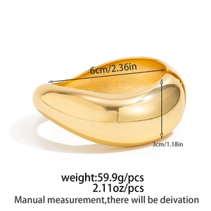 Bracciale rigido dorato lucido con dettagli di 6 cm di diametro e 3 cm di larghezza
