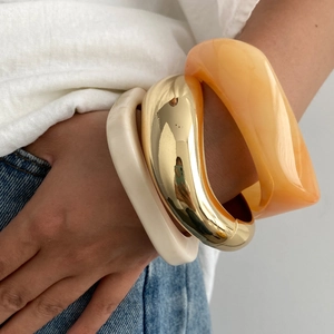 Set di tre bracciali geometrici in resina e metallo dorato da donna in ambra e crema
