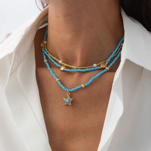 Collana multistrato boho con perline blu, ciondolo a stella marina e perle bianche
