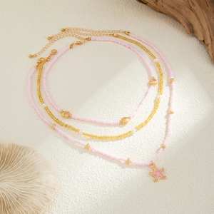 Collana bohémien a tre strati con perline rosa, pendente a stella marina e conchiglie