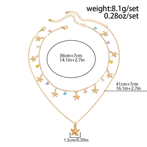 Dettaglio della collana dorata con stelle marine, perline colorate e dimensioni