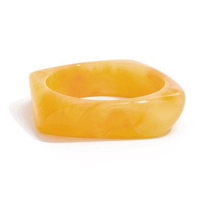 Bracciale quadrato in resina ambrata con texture marmorizzata per donna moda chic