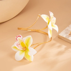 Chic gold wrap arm cuff featuring two realistic gradient floral blooms and a dual-band design