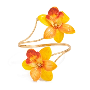 Gouden spiraalvormige bovenarmband met realistische oranje en gele bloemdecoraties