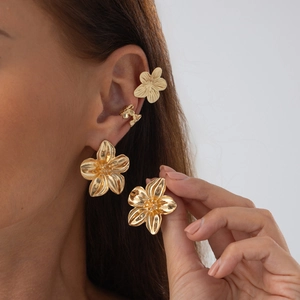Set aus goldenen Blumen-Ohrsteckern und Earcuffs mit glänzendem Metallic-Finish