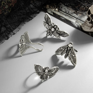 Set mit vier Gothic-Totenkopf-Mottenringen in Vintage-Silber-Optik mit Reliefdetails