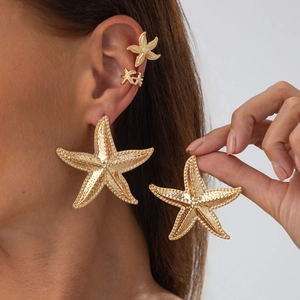 Goldenes Seestern-Ohrring-Set mit hängenden Anhängern und strukturiertem Metallic-Design