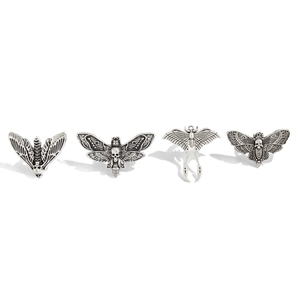 4-teiliges Gothic Ring-Set in Altsilber mit Motten- und Totenkopfmotiven auf weißem Grund