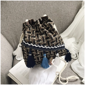 Secchiello in tweed stile etnico con nappe colorate e dettagli con coulisse blu