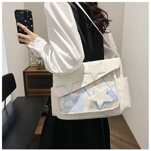 Borsa a tracolla bianca con stelle di peluche e tasca in PVC mostrata sul modello