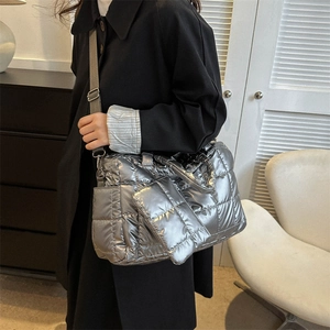 Sac cabas matelassé argenté avec bandoulière réglable et petit porte-monnaie accroché